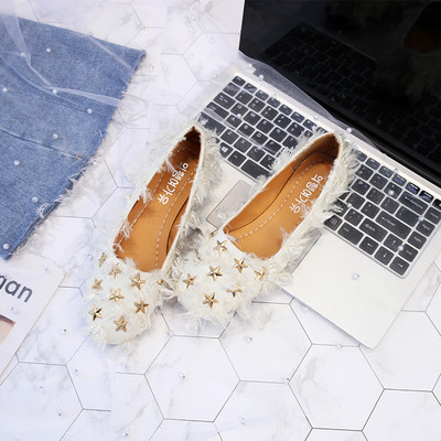 Pantofi moderni de dama cu puf si elemente metalice in alb-negru