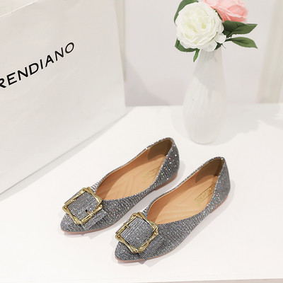 Лъскави дамски обувки в три цвята с метална катарама