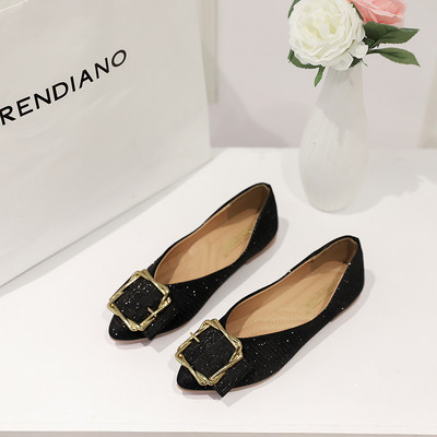 Лъскави дамски обувки в три цвята с метална катарама