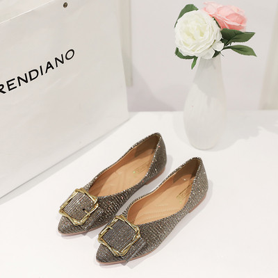 Лъскави дамски обувки в три цвята с метална катарама