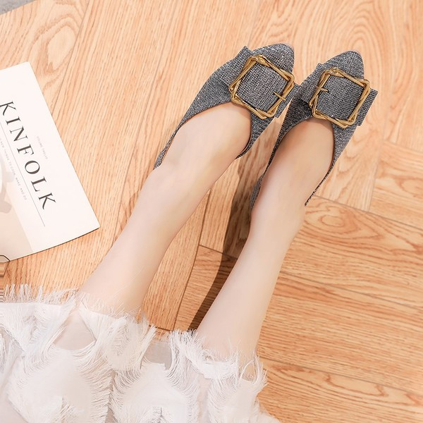 Лъскави дамски обувки в три цвята с метална катарама