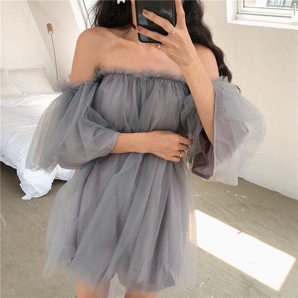 Γυναικείο κομψό φόρεμα με τούλι και πεσμένα μανίκια σε δύο χρώματα