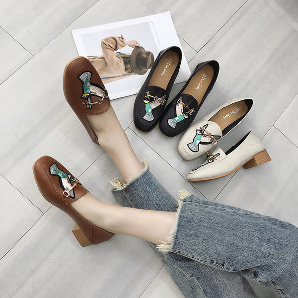 Pantofi de dama cu broderie si decor metalic in trei culori