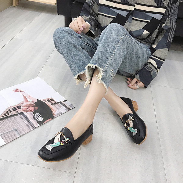 Pantofi de dama cu broderie si decor metalic in trei culori