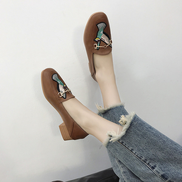 Pantofi de dama cu broderie si decor metalic in trei culori