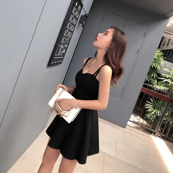 Γυναικείο φόρεμα με λαιμόκοψη σε μαύρο χρώμα