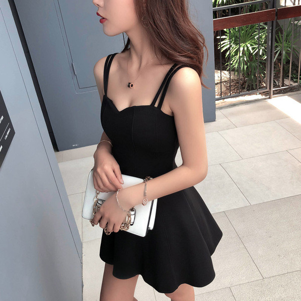 Γυναικείο φόρεμα με λαιμόκοψη σε μαύρο χρώμα