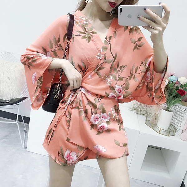 Μοντέρνο γυναικείο φόρεμα με floral μοτίβα