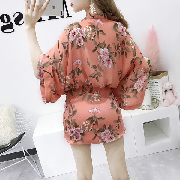 Μοντέρνο γυναικείο φόρεμα με floral μοτίβα