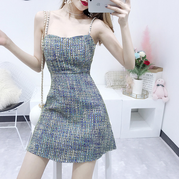 Σύγχρονο γυναικείο φόρεμα με πέρλες  