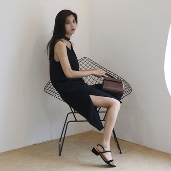 Μοντέρνο γυναικείο φόρεμα με ενδιαφέρουσα πλάτη και πλάγια σχισμή