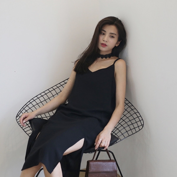 Μοντέρνο γυναικείο φόρεμα με ενδιαφέρουσα πλάτη και πλάγια σχισμή