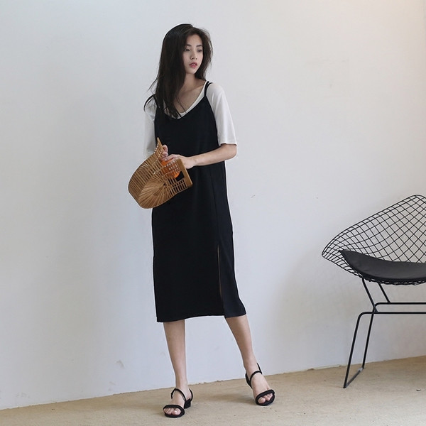 Μοντέρνο γυναικείο φόρεμα με ενδιαφέρουσα πλάτη και πλάγια σχισμή