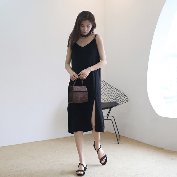 Μοντέρνο γυναικείο φόρεμα με ενδιαφέρουσα πλάτη και πλάγια σχισμή