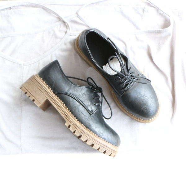 Női alkalmi cipő fekete és barna színben, fűzős