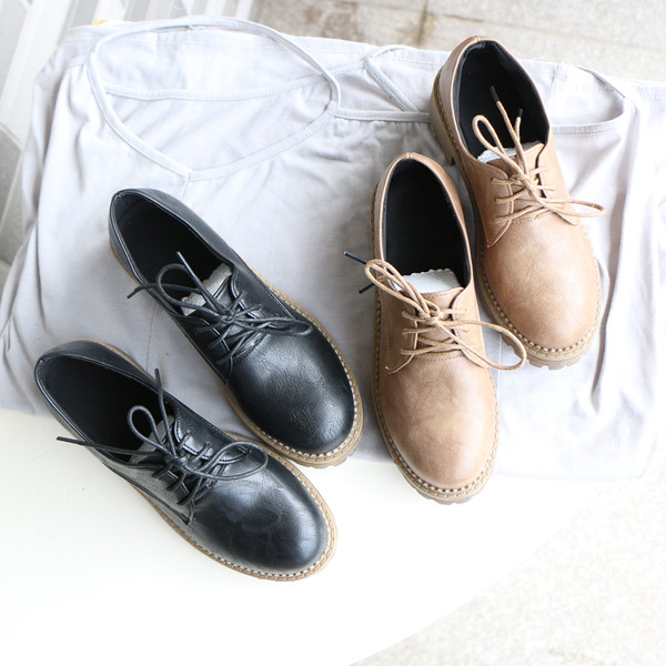 Női alkalmi cipő fekete és barna színben, fűzős