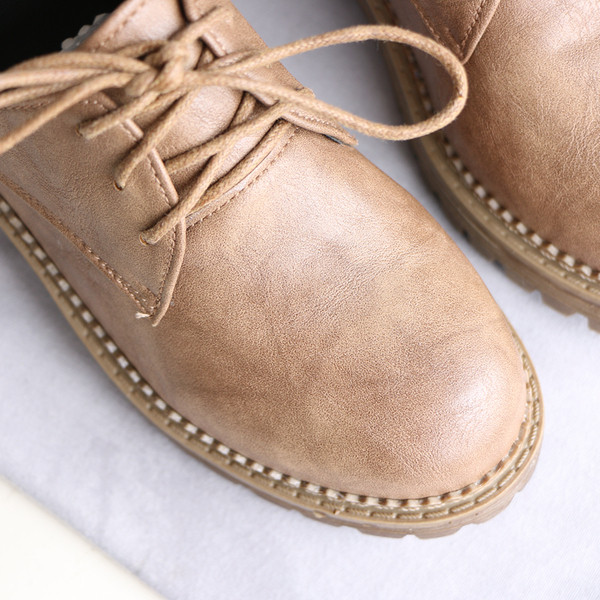 Női alkalmi cipő fekete és barna színben, fűzős