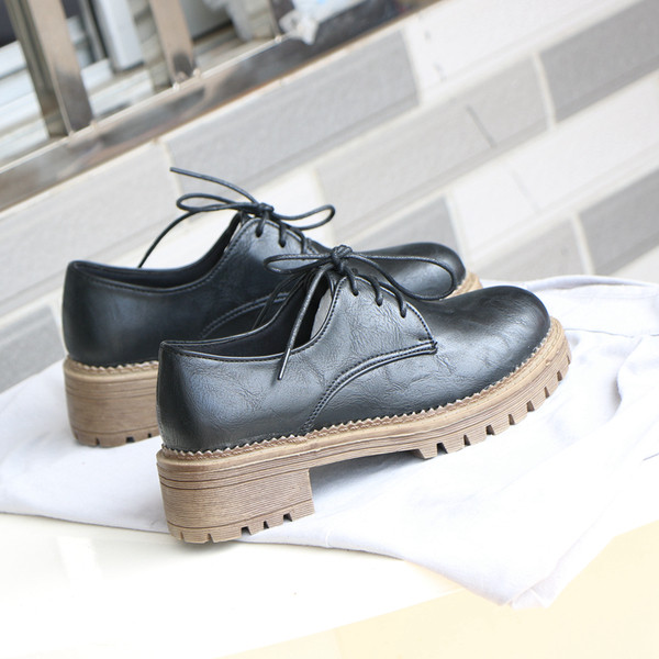 Női alkalmi cipő fekete és barna színben, fűzős