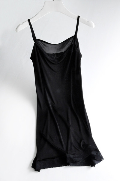 Kényelmes női hálóing vékony pántokkal, három színben