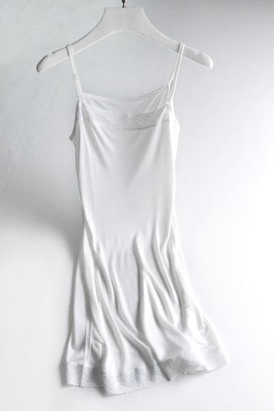 Kényelmes női hálóing vékony pántokkal, három színben