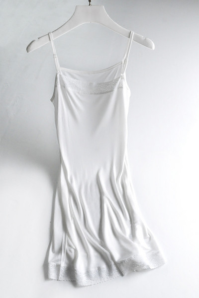 Kényelmes női hálóing vékony pántokkal, három színben