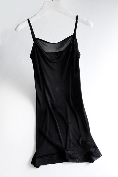 Kényelmes női hálóing vékony pántokkal, három színben