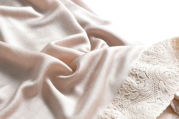 Kényelmes női hálóing vékony pántokkal, három színben