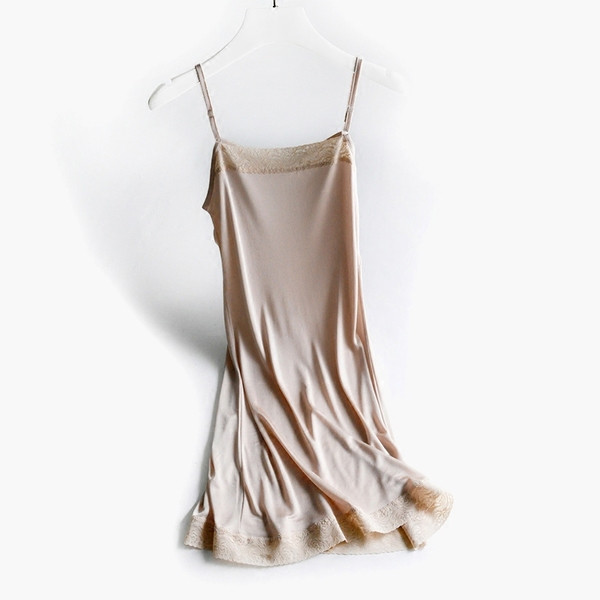 Kényelmes női hálóing vékony pántokkal, három színben