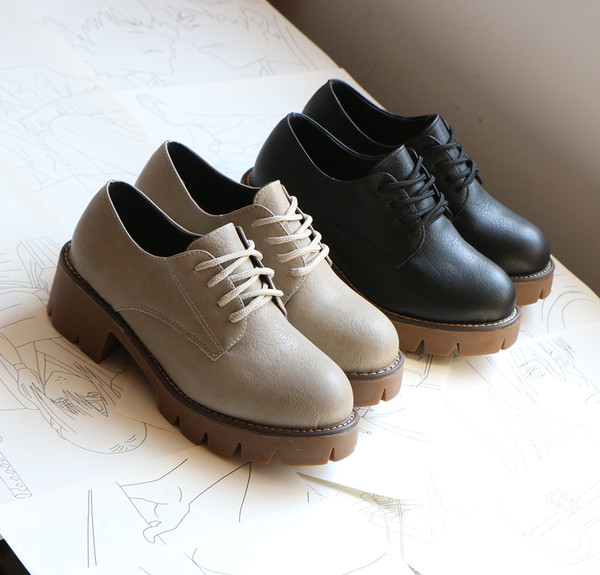 Női cipő durva talppal és fűzős öko bőrből, két színben