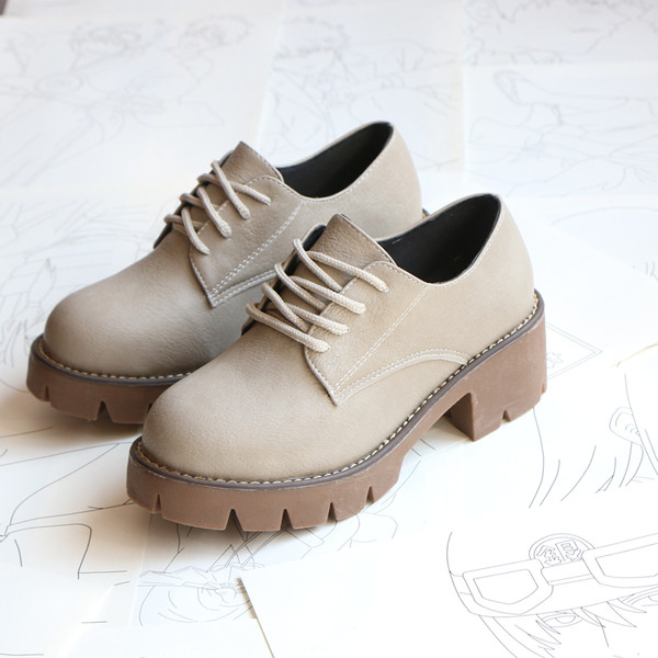 Női cipő durva talppal és fűzős öko bőrből, két színben