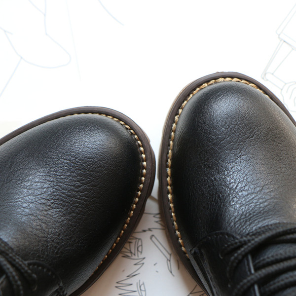 Női cipő durva talppal és fűzős öko bőrből, két színben