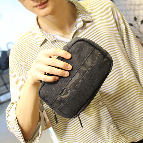 Kicsi férfi válltáska fekete színben