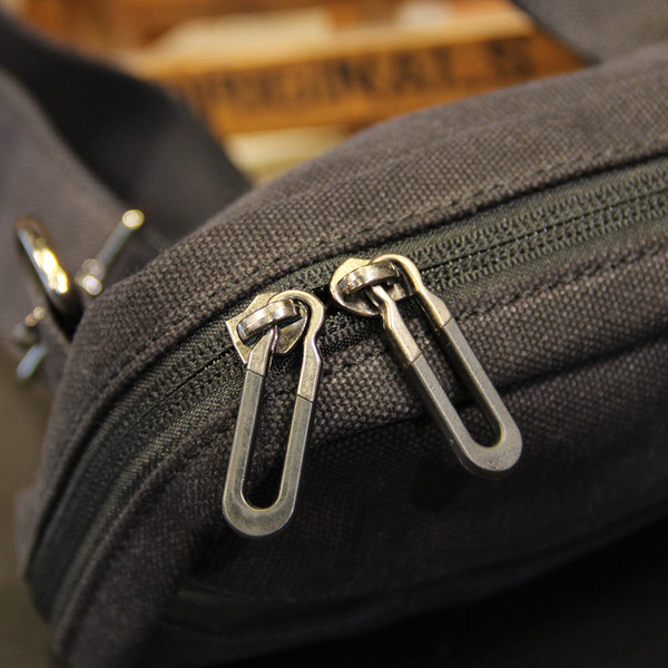 Kicsi férfi válltáska fekete színben