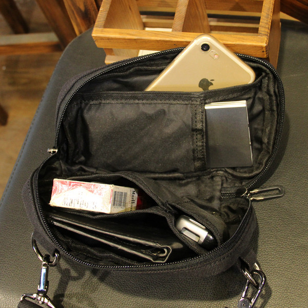 Kicsi férfi válltáska fekete színben