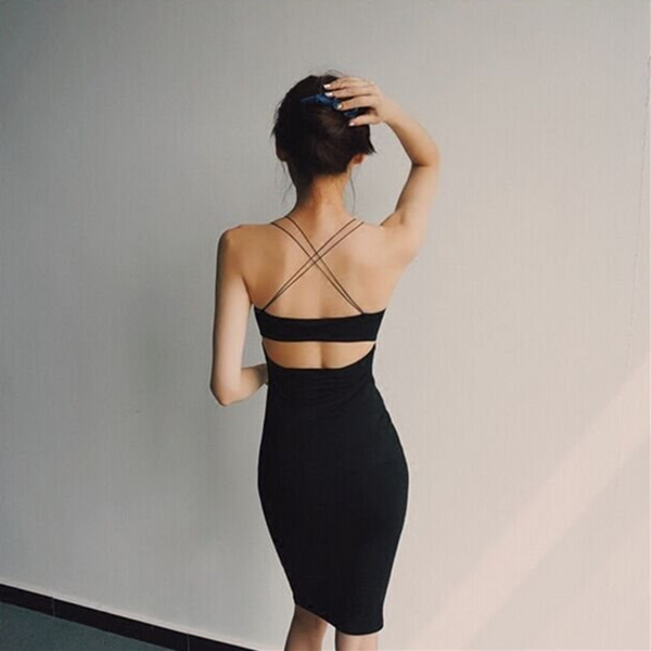 Κομψό γυναικείο φόρεμα σε μαύρο χρώμα με ανοιχτή πλάτη