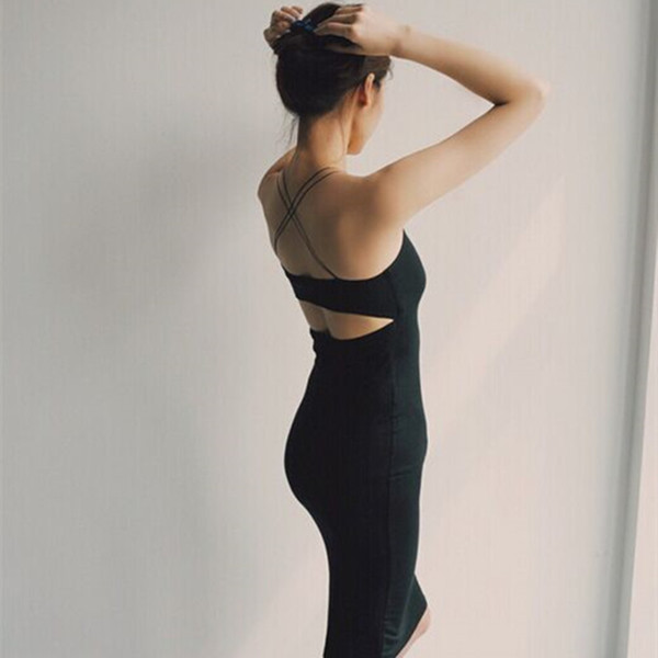 Κομψό γυναικείο φόρεμα σε μαύρο χρώμα με ανοιχτή πλάτη