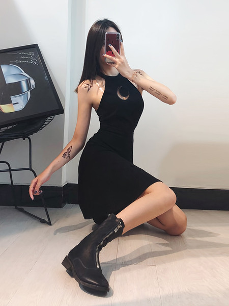 Стилна дамска рокля разкроен модел в черен цвят 