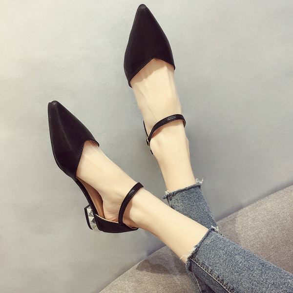 Stílusos női cipő pánttal három színben - hegyes modell