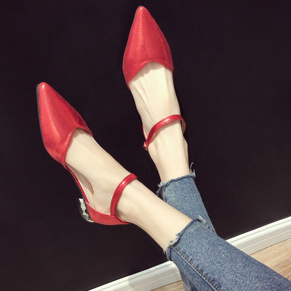 Stílusos női cipő pánttal három színben - hegyes modell