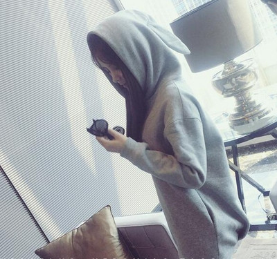 Спортно-ежедневна  дамска блуза с 3D елемент на качулката в два цвята 