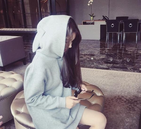 Спортно-ежедневна  дамска блуза с 3D елемент на качулката в два цвята 