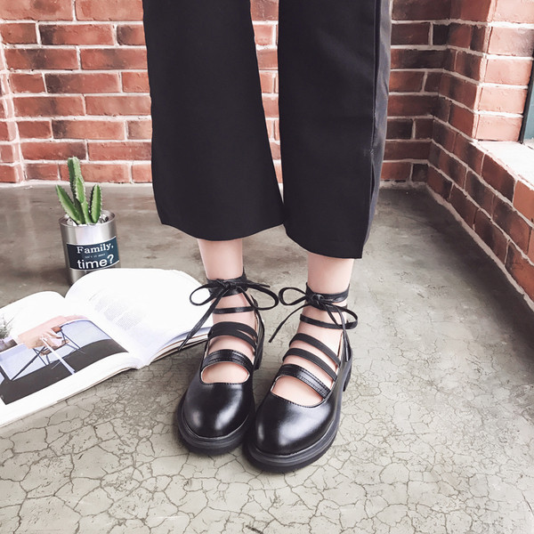 Női alkalmi cipő fekete színben műbőr fűzővel