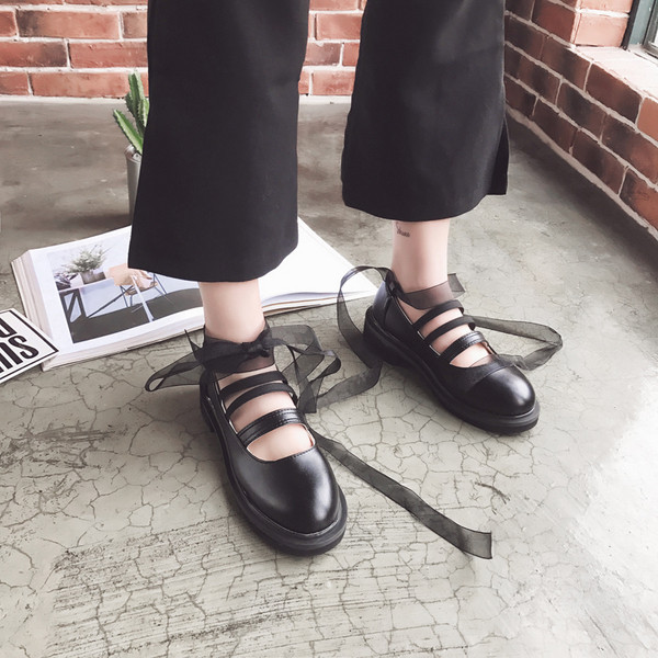 Női alkalmi cipő fekete színben műbőr fűzővel