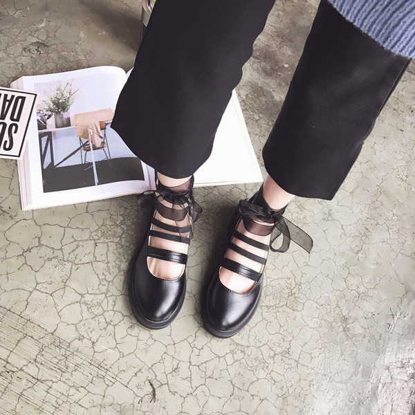 Női alkalmi cipő fekete színben műbőr fűzővel