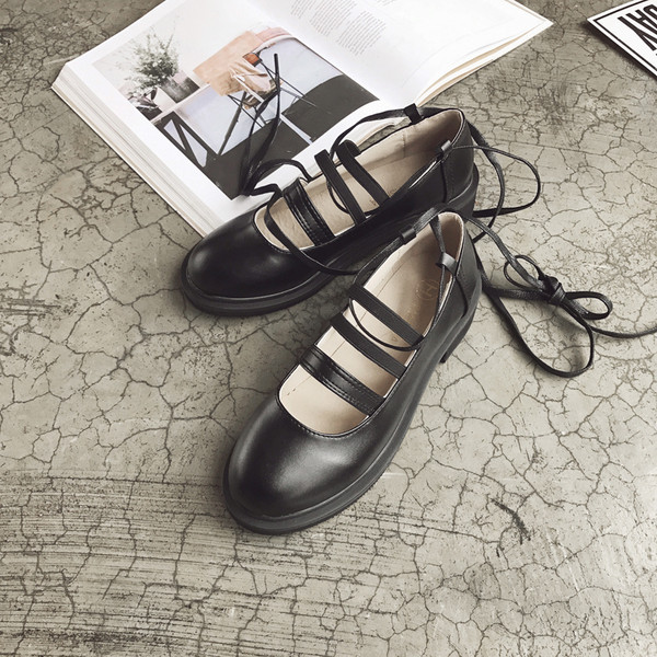 Női alkalmi cipő fekete színben műbőr fűzővel