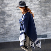 Női gyapjú poncsó sötétkék színben