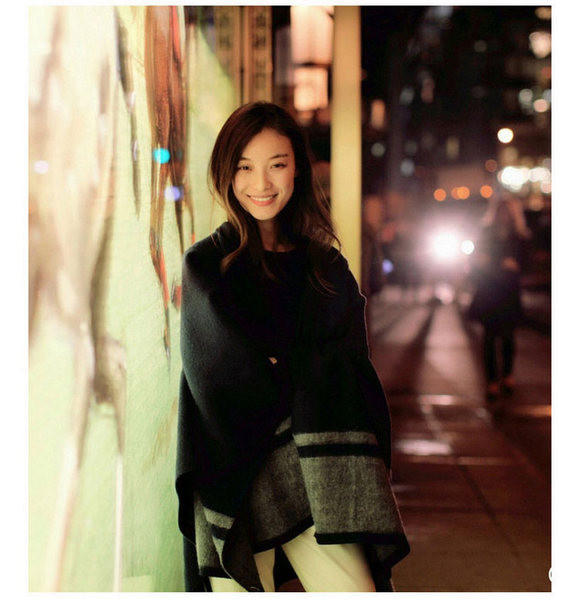 Női gyapjú poncsó sötétkék színben