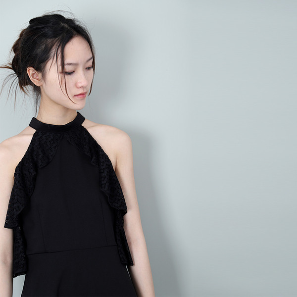 Σύγχρονο γυναικείο φόρεμα σε μαύρο χρώμα