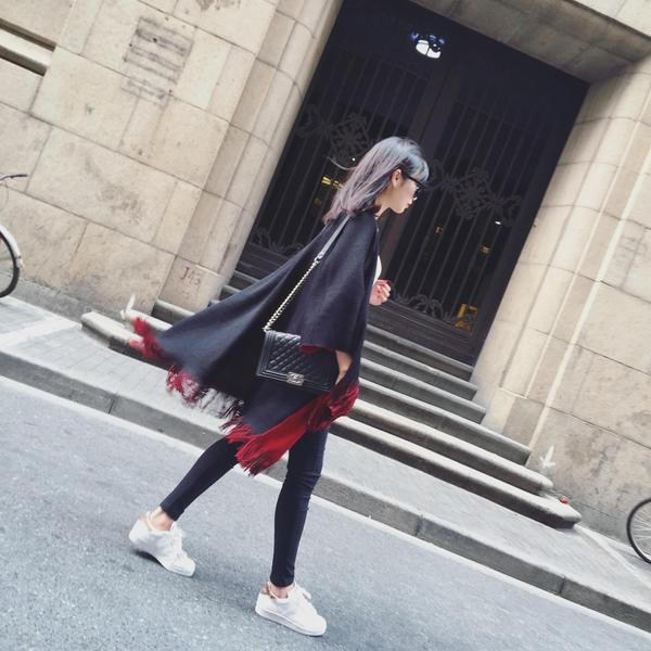 Poncho de dama modern in mai multe culori cu franjuri