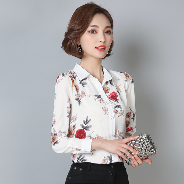 Cămașă elegantă din șifon cu motive florale în alb și negru